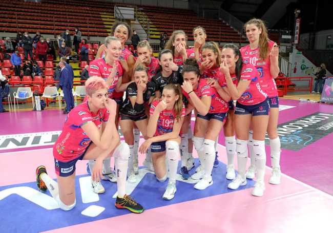 Igor volley Perugia maglia rosa
