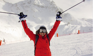 donna neve sci esultanza