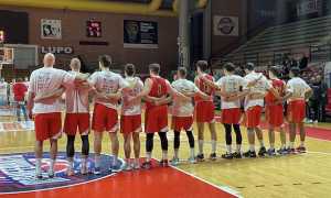 oleggio magic basket squadra abbraccio