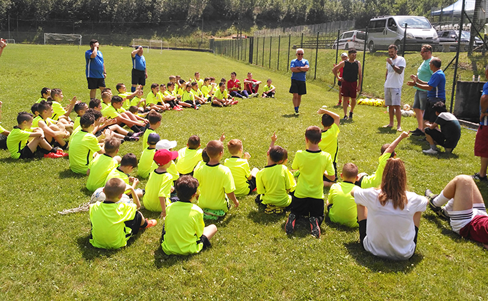 Anche il portiere della Sampdoria Emiliano Viviano al Campus estivo della Varzese. Foto