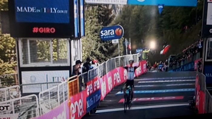 Giro d'Italia: all'Alpe di Mera braccia alzate per Simon Yates
