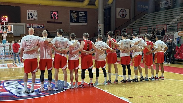 oleggio magic basket squadra abbraccio